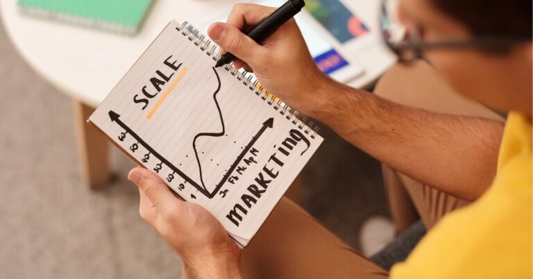 Illustration montrant un professionnel de la finance travaillant sur un ordinateur avec un tableau de bord d’intelligence artificielle affichant des graphiques, des indicateurs de marché et des analyses en temps réel. L’environnement de travail mélange des éléments financiers classiques (tableaux, courbes, carnet de notes) et des interfaces technologiques modernes, pour représenter la fusion entre expertise humaine et puissance de l’IA dans l’analyse, l’investissement et l’automatisation des tâches.