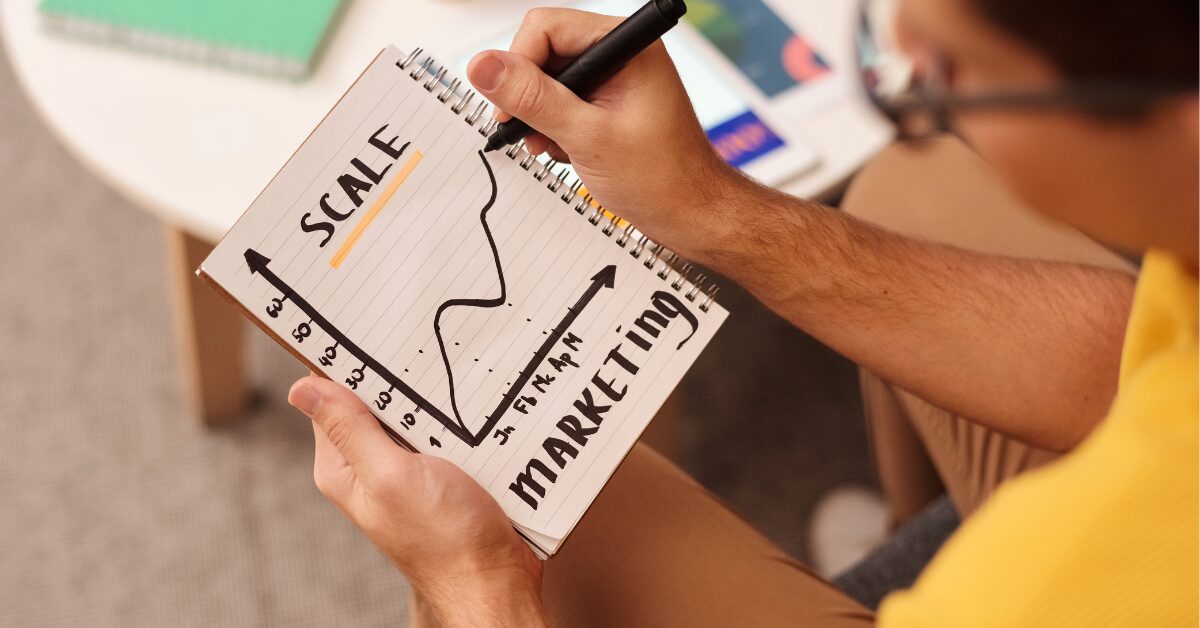 Illustration montrant un professionnel de la finance travaillant sur un ordinateur avec un tableau de bord d’intelligence artificielle affichant des graphiques, des indicateurs de marché et des analyses en temps réel. L’environnement de travail mélange des éléments financiers classiques (tableaux, courbes, carnet de notes) et des interfaces technologiques modernes, pour représenter la fusion entre expertise humaine et puissance de l’IA dans l’analyse, l’investissement et l’automatisation des tâches.